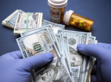 Doktor ile yüz dolar faturaları bir hastanede sayım mavi lateks eldiven