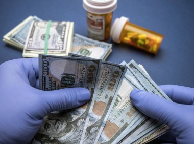Doktor ile yüz dolar faturaları bir hastanede sayım mavi lateks eldiven