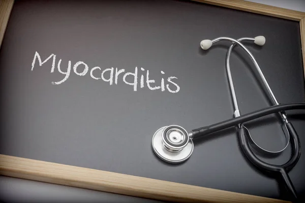 Slovo Myokarditidy Napsané Křídou Tabuli Černé Vedle Stetoskop Koncepční Obrázek — Stock fotografie