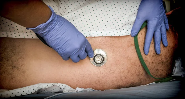Medico Che Ausculta Giovane Paziente Con Stetoscopio — Foto Stock