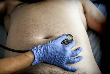 genç hasta stetoskop ile auscultating doktor