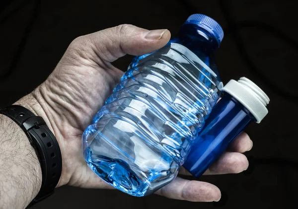 Homme Tient Avec Main Gauche Une Bouteille Eau Une Bouteille — Photo