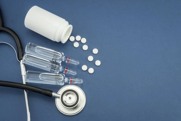 Bazı Ilaçlar Mavi Arka Plan Kavramsal Görüntü Izole Şişeleri Boyunca — Stok fotoğraf