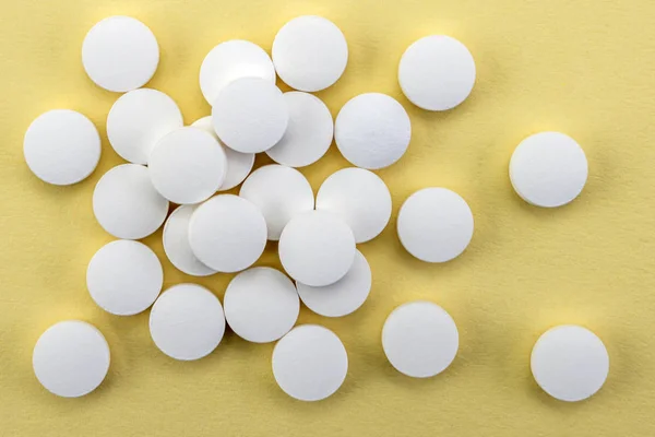 Einige Tabletten Weiß Isoliert Auf Gelbem Hintergrund Konzeptionelles Bild — Stockfoto