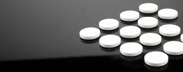 Some White Pills Aligned Isolated Black Background Conceptual Image — Stock Photo, Image