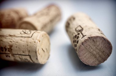 Siyah arka plan üzerine izole şarap Cork