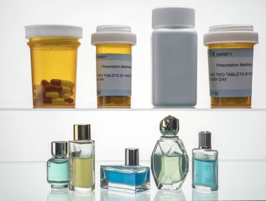 Kozmetik dolgular ve beyaz arka plan üzerinde izole ilaçlar farklı