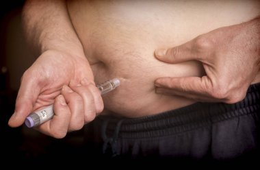 Adam günlük doz insülin karnında, kavramsal görüntü