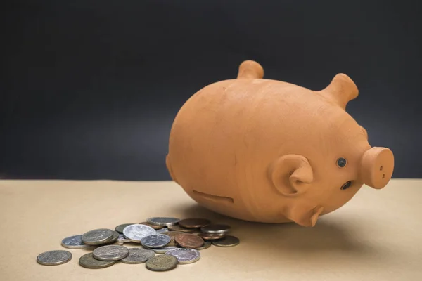 Piggy Bank Ceramics Dumped Next Several Coins Conceptual Image — Stock Photo, Image
