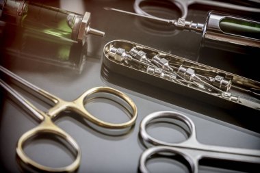 Makas ve şırınga bir tablo bir hastane, kavramsal görüntü işlemlerinin