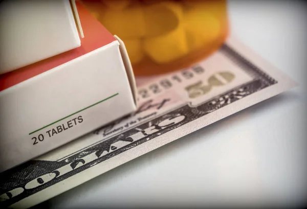 Doos Met Medicijnen Tabletten Een Ticket Voor Dollar Conceptuele Afbeelding — Stockfoto