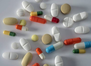 Tabletler ve kapsüller farklı boyut ve renk, kavramsal görüntü