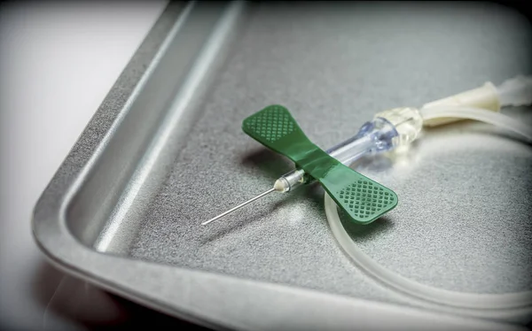 医院金属托盘上的安全采血装置适配器 概念图像 — 图库照片