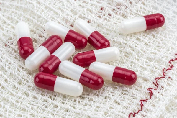 Alguns Comprimidos Brancos Vermelhos Embrulhados Gaze — Fotografia de Stock