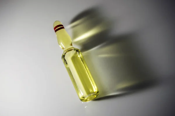 Φιαλίδιο Λεπτομέρεια Κίτρινο Φαρμακευτική Αγωγή Απομονωμένη Πλευρά Σκιά Λευκό Φόντο — Φωτογραφία Αρχείου