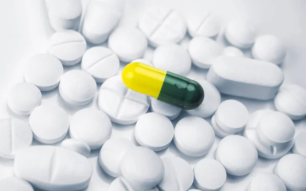 白い錠剤 概念図の黄色と緑のカプセル — ストック写真