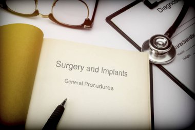 Başlıklı kitap cerrahi ve tıbbi malzeme, kavramsal görüntü ile birlikte implantlar genel yordamları