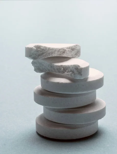 Stack Six White Tablets Top Two Broken Half — Stock Photo, Image