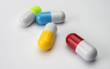 Farklı renk beyaz arka plan üzerinde kavramsal görüntü izole birkaç kapsül