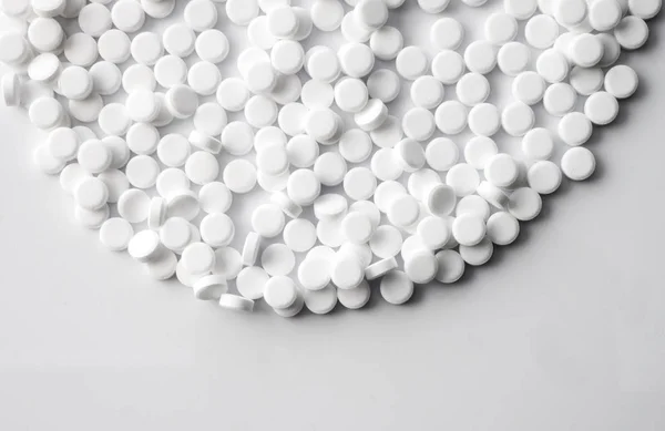 白い背景に イメージ上に分離されて白い錠剤 — ストック写真