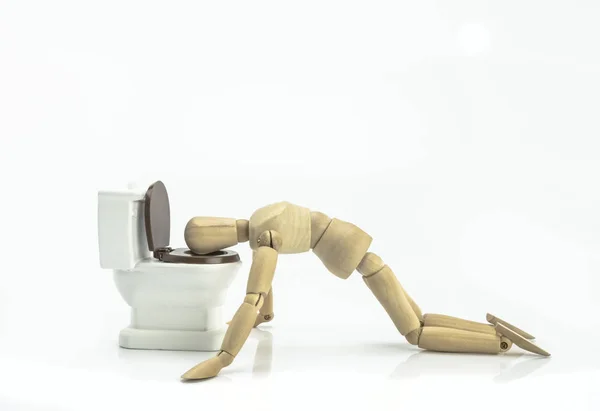 Puppenholz Erbricht Einer Toilette Isoliert Auf Weißem Hintergrund — Stockfoto