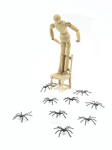Holzpuppe Mit Spinnenphobie Auf Stuhl Hochgeladen Konzeptionelles Bild — Stockfoto