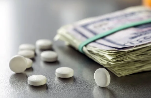 Witte Pillen Samen Zelfs Een Stapel Dollarbiljetten — Stockfoto