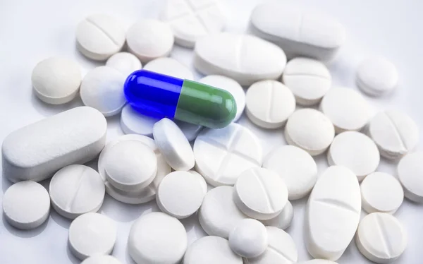 いくつかの錠剤にカプセルのブルーとグリーン 概念的なイメージ — ストック写真