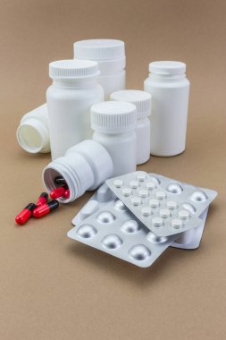 Kahverengi zemin üzerine açık bir şişe dökmek pills