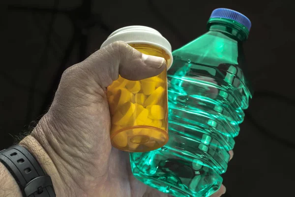 Man Håller Med Vänster Hand Flaska Vatten Och Ett Piller — Stockfoto