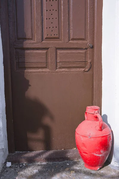 Vecchia Porta Una Casa Barattolo Ottone Rosso — Foto Stock