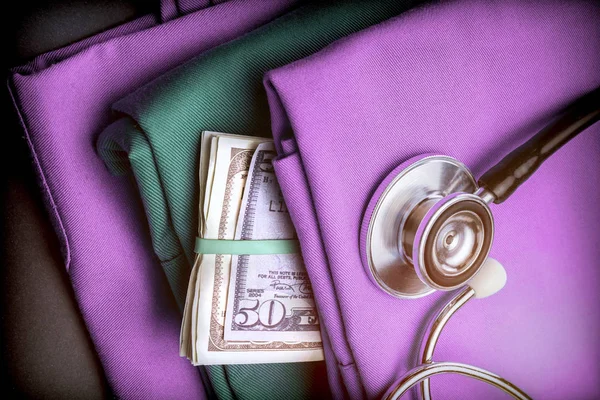 Hromada Peněz Americký Dolar Ošetřovatelských Šatech Stetoskop Ošetřovatelských Šatech — Stock fotografie