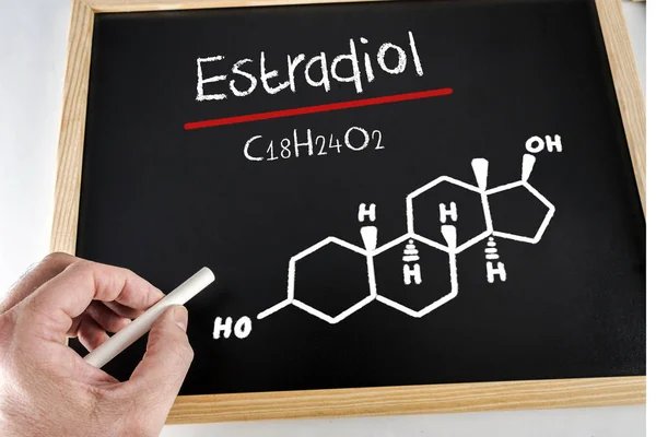 Composição Química Estradiol Pintado Uma Ardósia Preta Com Giz Imagem — Fotografia de Stock