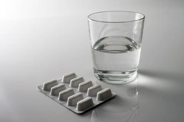 Pillen Blister Zusammen Mit Einem Wasserglas Konzeptionelles Bild — Stockfoto