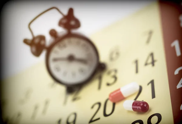 Pills Calendar Next Clock Conceptual Image — Stock Photo, Image