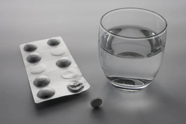 Blistra Tabletek Obok Szklance Wody Obraz Koncepcyjny — Zdjęcie stockowe