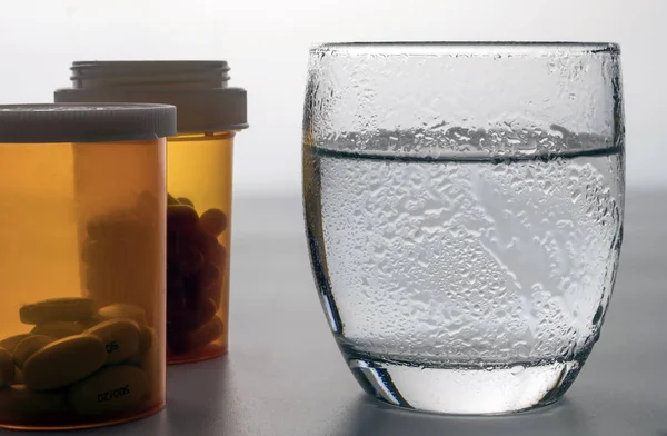 Bicchiere Acqua Congelato Insieme Pillole Immagine Concettuale — Foto Stock