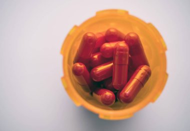 Yukarıda görülen, kavramsal görüntü kırmızı şişe Kapsüller