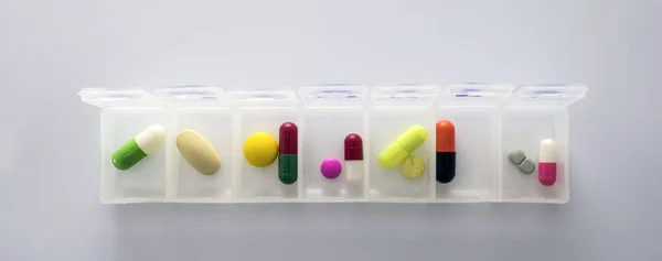 Pillbox Semanal Com Medicação Imagem Conceitual Composição Horizontal — Fotografia de Stock