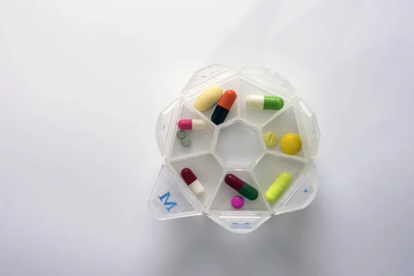 Pillbox semanal com medicação, imagem conceitual, horizontal com — Fotografia de Stock
