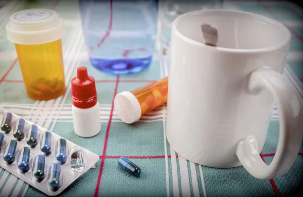 Farmaco Durante Colazione Capsule Accanto Bicchiere Acqua Immagine Concettuale Composizione — Foto Stock