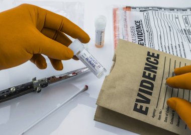  Suç mahalli kesme silah için adli polis kan örnekleri kanıt torbası, kavramsal görüntü alır