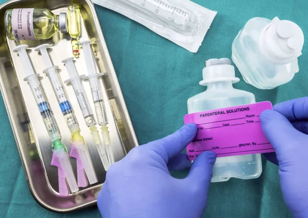 Verpleegkundige Voorbereiding Ziekenhuis Medicatie Oplossing Sticker Parenterale Medicijnen Conceptuele Afbeelding — Stockfoto