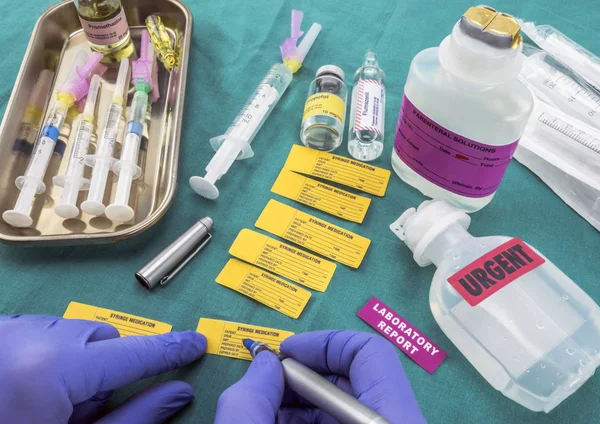 Enfermeira Preparando Medicação Hospitalar Escreva Dados Doentes Rótulos Atribuição Médica — Fotografia de Stock