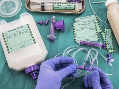 Hemşire yerleştirilmiş adaptörü enteral beslenme probe donanımları, hastane, kavramsal resim, kompozisyon hotizontal palyatif bakım