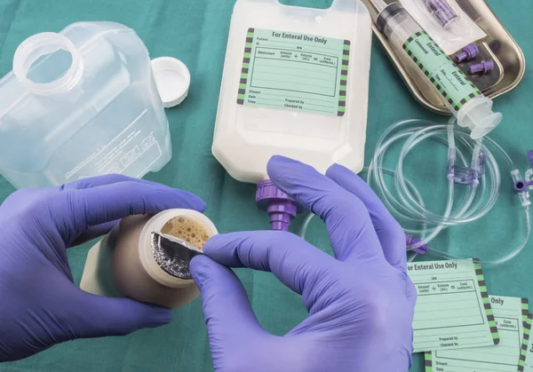 Verpleegkundige Blootleggen Fles Apparatuur Voeding Van Enterale Voeding Palliatieve Zorg — Stockfoto