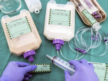 Hemşire yerleştirilmiş adaptörü enteral beslenme probe donanımları, hastane, kavramsal resim, kompozisyon hotizontal palyatif bakım