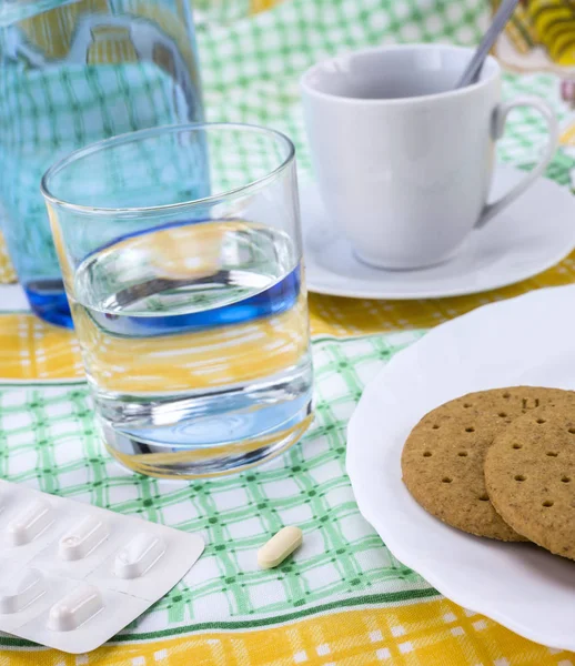 Medicin Frukost Kapslar Bredvid Ett Glas Vatten Konceptuell Bild Horisontell — Stockfoto