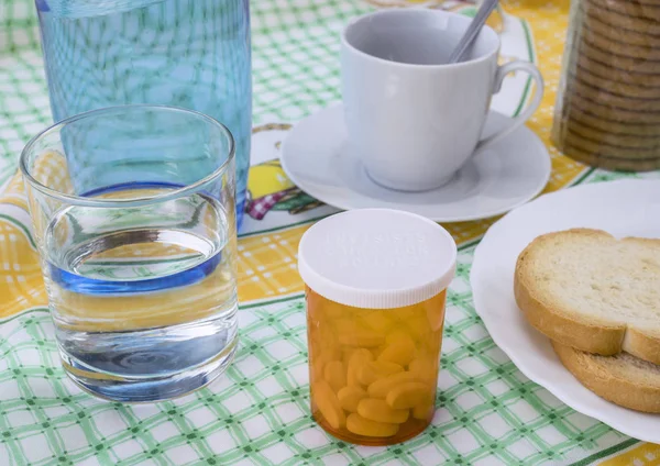Medicin Frukost Kapslar Bredvid Ett Glas Vatten Konceptuell Bild Horisontell — Stockfoto