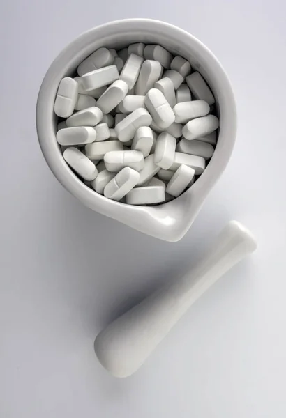 白いモルタル イメージ内部のいくつかの錠剤 — ストック写真